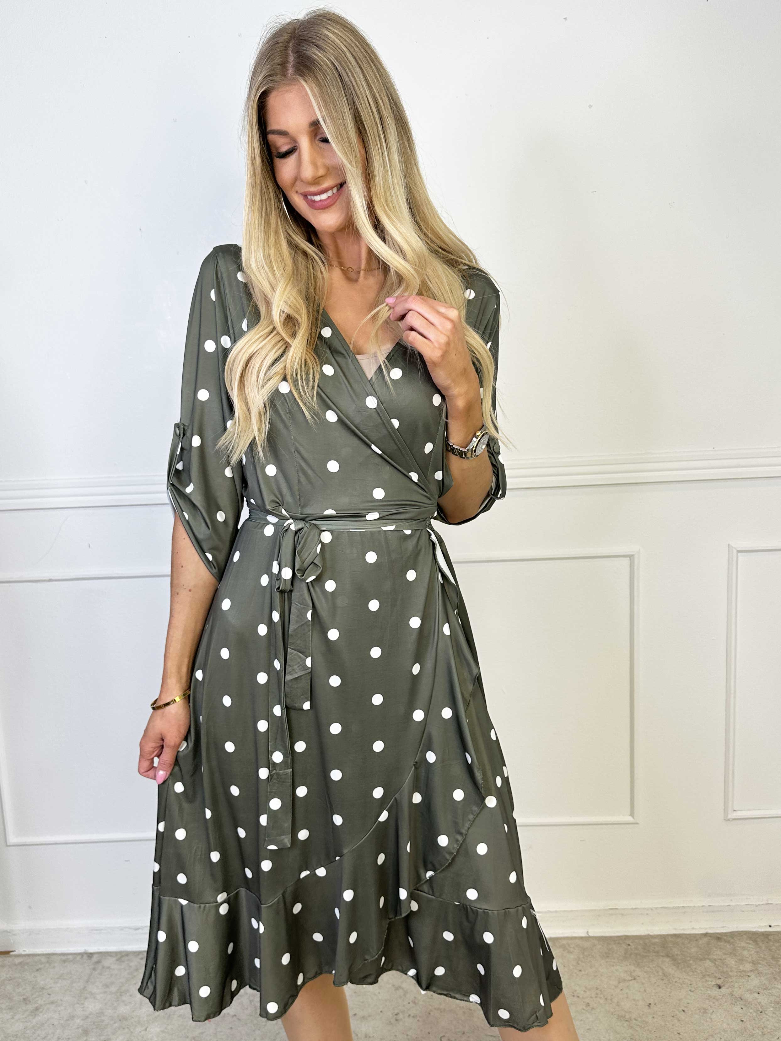 Savina Dot - Elastisk kjole i slå-om-look med prikker og flæsekant